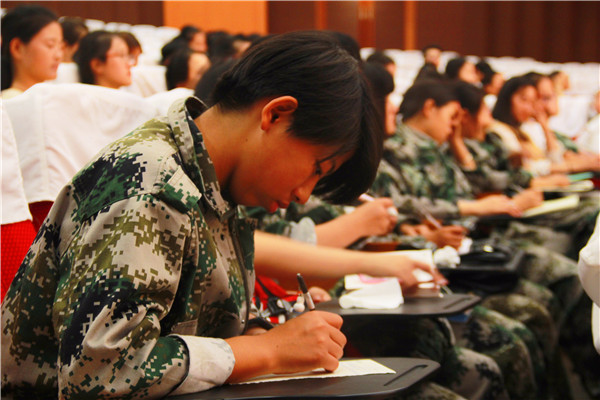 伟德国际官网党委副书记刘晓兵为新生做入学教育报告会