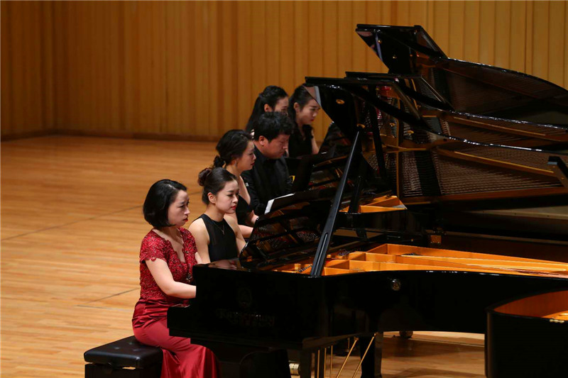 伟德国际官网钢琴师生参演珠江凯撒堡之夜”中国钢琴作品大型音乐会